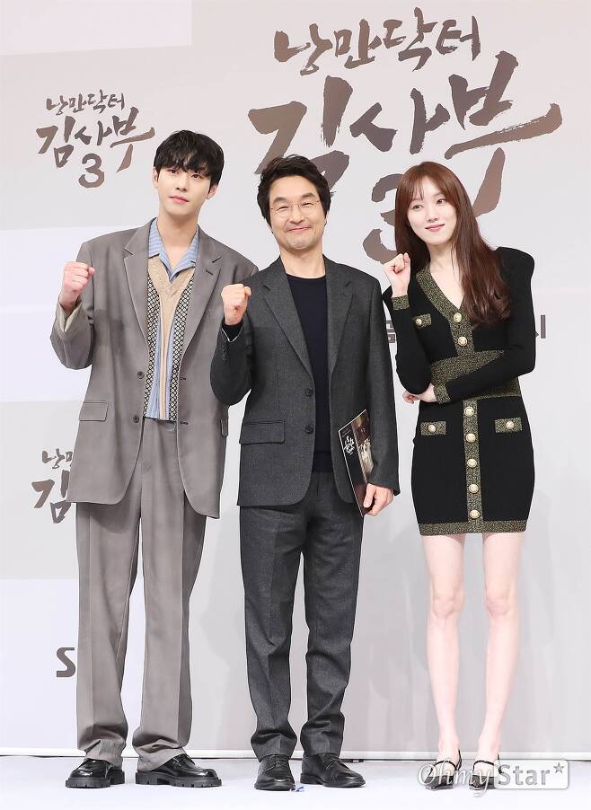Back to Season 3.Ahn Hyo-seop, Lee Sung-kyung, Kim Min-jae, Jin-kyung and other leading seasons will be joined by Han Suk-kyu, a geeky genius master in Stonewall Hospital.On the afternoon of the 26th, SBS new drama Romantic Doctor Master Kim3 production presentation was held at SBS building in Mok-dong, Yangcheon-gu, Seoul on the afternoon of the 26th, and actors Han Suk-kyu, Ahn Hyo-seop, Lee Sung-kyung, Kim Min-jae, Yoon Tree, Director Yoo In-shik who directed and directed.It will be broadcasted at 10 pm on the 28th.In the last season 2, the two main characters had a strong sense of social beginnings, but in this season 3, they are pictured when they became seniors. The story of those who are struggling with new juniors will be interesting, Yoo In-sik said.Han Suk-kyu of Stonewall Hospital Master Kim also expressed his gratitude to viewers, saying, season 3 was not expected at all.Han Suk-kyu said, I thought there would come a time when I wouldnt be able to act. Then I would think of Master Kim a lot. I thought that six years of playing Master Kim was a lucky time in my life.Thanks to my colleagues, I am very grateful to my colleagues for Yi Gi Sometimes our work breaks down because of Yi Gi, a job about emotions. I dont know what to do when that happens. I want to be a person who helps my colleagues when they feel fearful, lose confidence and collapse.Ahn Hyo-seop had a particularly harsh adolescence, and it hurt to hear it.Han Suk-kyu said, What am I doing through acting? I am reminded of myself by asking these questions recently. I ask my colleagues and directors what they are good at acting. The answers I hear and the answers I hear from my juniors are different.But it is the same in that it is a penetration point that I want to draw people. Ahn Hyo-seop added, I didnt really get close to Lee Sung-kyung during Season 2, but I became closer over the next three years. This time, I was able to play and work together more easily.Ahn Hyo-seop and Lee Sung-kyung continued their new season and played a couple of dating couples for the third year in the play.Lee Sung-kyung plays Cha Eun-jae, a thoracic surgeon.I came to the medical field in three years and I was glad and I was confident that I could adapt well again, he said. The bishop coached me on the spot so that I would not lose the charm of silver in this season.It is hard to do surgery and treatment, but it is still very fun. 