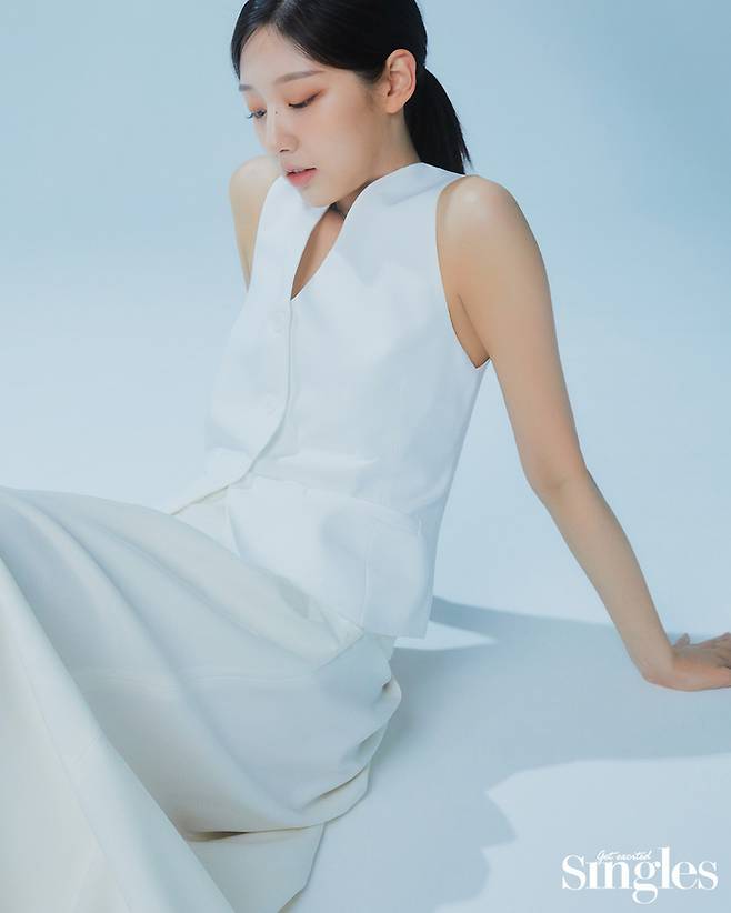 Singer and actor Jung Ye-in, who is growing as an artist as a member of girl group Lovelyz, has released a visual pictorial with a pure and mature image.In a picture published on a fashion magazine on the 27th, elite people used white vests and pants to create a sweet and clean feeling.Jeong Ye-in, the main dancer of Lovelyz, released a solo song last year and performed as a top model in acting. ⁇  Bus Stop  ⁇  I tried to put my voice as much as possible  ⁇   ⁇  said.He said it was lovely to be able to do anything on his own, adding that it doesnt matter what others think.Elite is a high school girl who plays the role of Europe in the web drama Europe where she wants to be an insincerity. If she does not study, she is a high school girl who is full of competition. She says she is usually fearless.It does not matter what other people think, it is enough if it is cool only in my eyes, and it is quite difficult to do Top Model in acting, but it is quite difficult to do so, but I still want to continue.Europe, which wants to become a web drama, will be released sequentially through OTT and IPTV platforms starting with Teabing and Naver series. Visual pictures can be seen in the May issue of fashion magazine  ⁇  Singles  ⁇ .