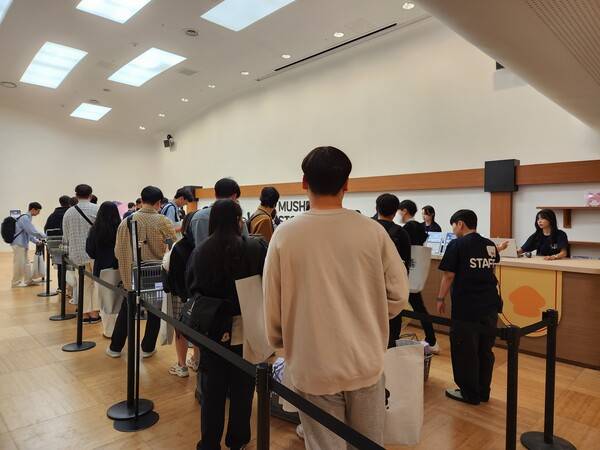 - 굿즈샵도 인산인해다