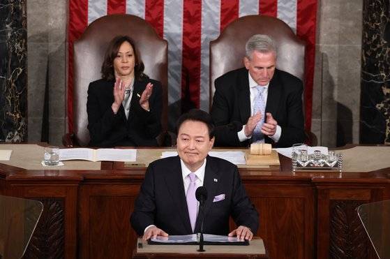 미국을 국빈 방문 중인 윤석열 대통령이 27일(현지시간) 워싱턴DC 국회의사당에서 열린 미 상·하원 합동회의에서 연설 중 케빈 매카시 하원의장(오른쪽 뒤), 미국 부통령인 카멀라 해리스 상원의장이 박수를 치고 있다. 워싱턴=강정현 기자