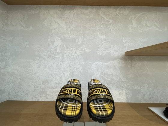 신발 뒤쪽으로 보이는 벽지가 트왈 드 주이 패턴의 한지 벽지다. 윤경희 기자