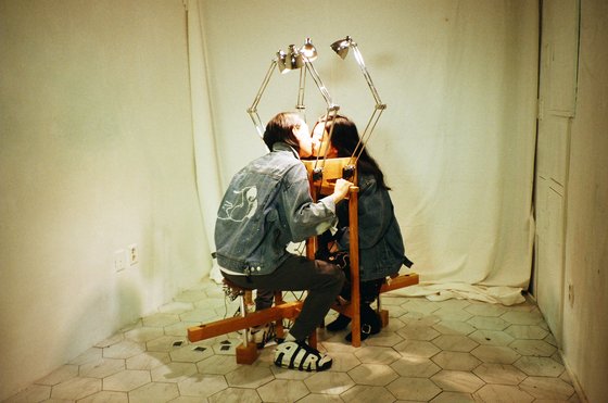 두 사람이 함께 하는 '신단비이석예술'로 내놓은 작품 '뽀뽀하면 사진 찍히는 기계'. 사진 신단비이석예술