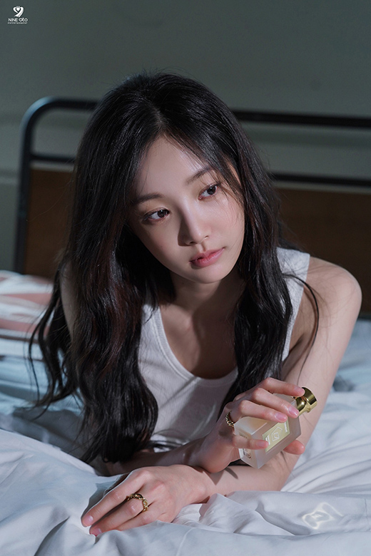 Actress Yeon Woo exudes a charm that goes beyond innocence and seduction.On the 28th, agency 9 Ato Entertainment released Yeon Woos Esquire May issue pictorial behind-the-cut through the official channel.In the photo, Yeon Woo showed a long, long hair and a deep and deep eye, and a natural pose tailored to the styling combined with a calm and comfortable space to create a cinematic atmosphere.Yeon Woos concept digestive power added to the admiration of the viewers. Yeon Woo, who alternately matched jeans with a white shirt and a white top, created a colorful atmosphere with a simple look in a 180-degree change.Behind the cut is Yeon Woo, who showed Behind the B cut as perfect as the picture.Meanwhile, Yeon Woo continues his career as an actor through MBCs new drama Numbers: Watchers in the Building Forest in June.
