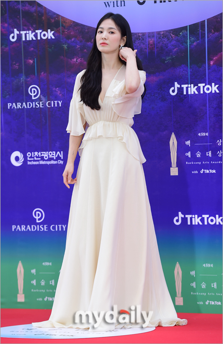 Actor Song Hye-kyo attended the 59th Baeksang Arts Awards red carpet event held in Paradise City, Incheon on the afternoon of the 28th.The most interesting part of this years awards ceremony is whether the drama The Glory and Weird Lawyer Woo Young-woo, which catch both rabbits at the same time, will win the title.Song Hye-kyo, who led the two films, and Park Eun-bins drama Womens Best MTV Movie Award for Best Male Performance segment competition are also attracting attention.