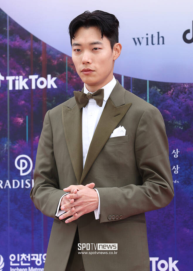 The 59th Baeksang Arts Awards red carpet event was held in Paradise City, Yeongjong-do, Incheon on the afternoon of the 28th. Actor Ryu Jun-yeol poses.