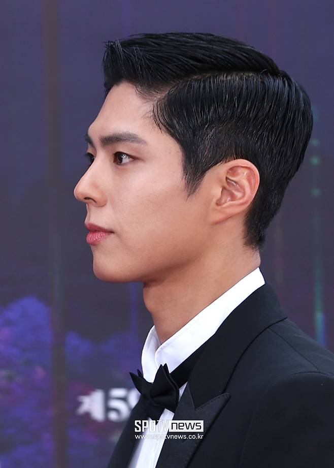 The 59th Baeksang Arts Awards red carpet event was held in Paradise City, Yeongjong-do, Incheon on the afternoon of the 28th. Actor Park Bo-gum poses.
