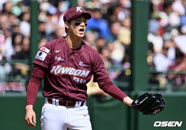 키움 안우진이 30일 부산 사직야구장에서 열린 롯데와 2023 신한은행 SOL KBO리그 정규시즌 홈 경기 1회말 김민석의 번트 안타 때 1루심을 향해 항의하고 있다.