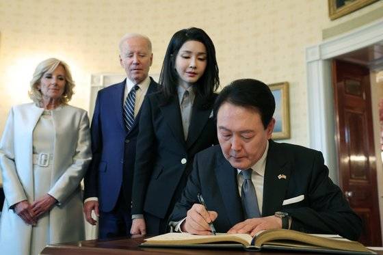 미국을 국빈방문 중인 윤석열 대툥령 내외가 25일 오후(현지시간) 워싱턴D.C. 백악관에서 바이든 대통령 내외와 친교행사를 갖고 방명록을 작성하고 있다. 사진 대통령실