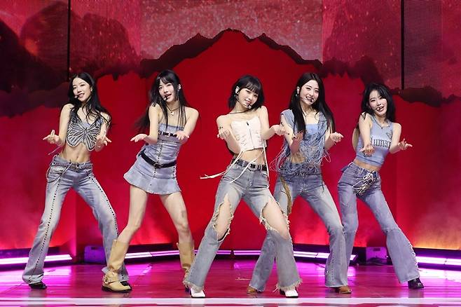 르세라핌이 타이틀곡 '언포기븐' 무대를 선보이고 있다. 쏘스뮤직 제공