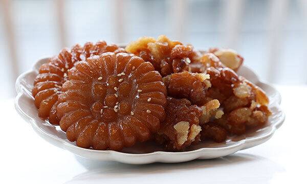 약과 열풍을 일으킨 ‘장인, 더 약과’의 주력상품인 파지 약과. 정품 약과를 만드는 과정에서 깨지거나 규격에 어긋나 폐기하던 것들을 모아 팔았는데 정품 약과보다 더 인기다. 포천=남정탁 기자