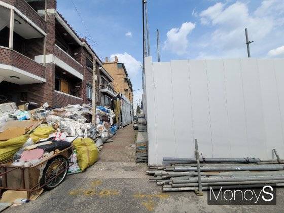 또 다른 골목길로 진입하니 교회 건물 주위엔 철판·철근 등 쓰다 버린 공사 물품들과 각종 쓰레기가 어지럽게 널려 있었다./사진=신유진 기자