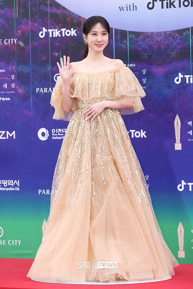 Poet and cultural critic Kim Kap-soo sniped Park Eun-bin, who was tearful at the 59th Baeksang Arts Award for Best TV Drama, and was hit by public opinion.Kim Kap-soo advised Park Eun-bin, Learn from Song Hye-kyo, saying, I want to make a bitter sound at the corner of Jung Young-jin, Choi Wooks maebul showPark Eun-bin was tearful at the 59th Baeksang Arts Award for Best TV Drama held on the 28th of last month with ENA drama Woo Young Woo, a strange lawyer.Regarding Park Eun-bins tears, Kim Kap-soo said, Park Eun-bin, who received the award, is a great learner and will continue to do well, but pointed out, But you should not cry and blow your nose in front of others.I speak with a sincere heart because I am a great actor, he said. I come out of the table more than 30 times until I come to the stage. The actress is too nervous.What kind of courtesy is this, Park Eun-bin said, saying that he greeted many people until he came out to win the grand prize.When the fanfare bursts, AaaaaaaaaaaaaaaaaaaaaaaaaaaaaaaaaaaaaaaaaaaaaaaaaaaaaaaaaaaaaaaaaaaaaaaaaaaaaaaaaaaaaaaaaaaaaaaaaaaaaaaaaaaaaaThe most elegant appearance was Song Hye-kyo, he added.On the other hand, Kim Kap-soos remarks have been revealed, and there is an atmosphere of opposition.I do not stop criticizing and criticizing I Musici and courtesy for the award testimony of emotion, but I am bringing up the song song Hye-kyo to the public.Park Eun-bins award speech video impressed viewers with more than 5 million YouTube views within four days of its release.Kim Hye-soo and many other senior actors gave Park Eun-bins award speech a so-called stuffed sound on the SNS, while Kim Kap-soo, who made a statement saying that the winners emotion and emotion are in the expression of  It is pointed out that there is a problem with the comment.Viewers are displeased with Park Eun-bins criticism of Park Eun-bin, who is called the best of the award speech.