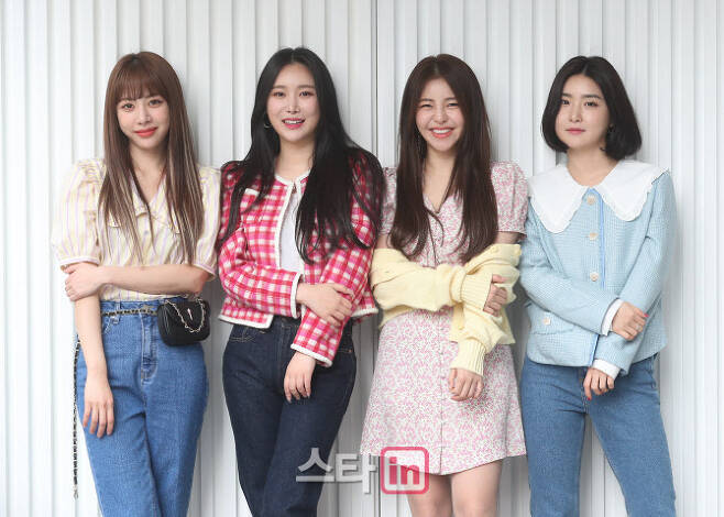 Brave Girls members who recently signed an exclusive contract with Warner Music Korea selected the new team name as b-b-girl.Brave Girls is a team launched in 2011 by Brave Entertainment, led by the hit song maker Brave Brothers.The current team has four members: Minyoung, Yu-Jeong, Eunji and Yuna who joined as new members in 2016.Four years later, in 2021, they became a popular girl group by achieving a back-to-back myth on the music charts with their 2017 song  ⁇ Olivier Rolin ⁇  (Rollin).Brave Girls members have been out of agency for a while since their Brave Entertainment and Exclusive contracts expired in February, and recently they have built a new nest in Warner Music Korea.Members have announced their Exclusive contract news through their SNS accounts and announced their summer comeback.Brave Entertainment owns the trademark of the existing team name, so it was inevitable to change it in order to spread the smooth film in the new nest.Members say they have chosen a new team name, b-b-girl, which can be plugged into the minds of the public while continuing the identity of the team. They are organizing various schedules with a new name tag called b-b-girl.