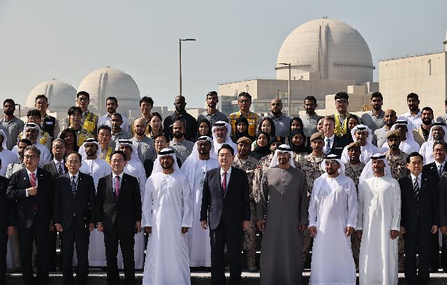 지난 1월 아랍에미리트(UAE)를 국빈 방문한 윤석열 대통령이 바라카 원자력발전소에서 열린 바라카 원전 3호기 가동식에서 무함마드 빈 자예드 알 나흐얀 UAE 대통령 등 참석자들과 기념촬영을 하고 있다. 연합뉴스