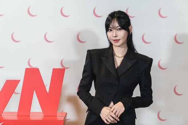 Actor Lee Dong-wook admired the beauty of actor Kim So-yeon who appeared together in Nine-tailed fox  ⁇  1938.At 2 pm on the 3rd, an online production presentation of tvN Nine-tailed fox  ⁇  1938 was held.The event was attended by actors Lee Dong-wook, Kim So-yeon, Kim Bum, Ryu Kyong-su and gang shin-hyo.Nine-tailed fox  ⁇  1938 is a K-Fantasy Action action that Nine-tailed fox Yiyeon landed in the age of chaos in 1938 to return to modern times. It is a sequel to Nine-tailed fox  ⁇  in October 2020.Kim So-yeon, who appeared on SBS Penthouse, challenges Fantasy for the first time this time. He plays former western Shan Xin Liu Hong-ju in Nine-tailed fox  ⁇  1938.Kim So-yeon said, I wanted to do Fantasy so badly. I wanted to do a character that doesnt seem to exist in this world, but he just suggested it to me. Thats why I joined the show.Ryu Hong-ju is going to be a tax-exempt person, but he is the owner of enormous power.Kim So-yeon said, I went to the action school and worked hard, and Hong-ju was a character who wrote a big sword.Lee Dong-wook and Ryu Kyong-su said, I was younger than me, but I looked like a friend. Lee Dong-wook told Kim So-yeon, I called Hong-ju sister.Ive always admired the beauty in the field, he said.Lee Dong-wook did not play Action The Speech. He said, I did not play Action The Speech. I did what I used to do. The martial arts director who has been playing with me also has confidence in the martial arts team.I was worried that these actions would be difficult and my body would be difficult. But when I went to the scene and left my body, it worked well.Nine-tailed fox  ⁇  1938 will be released at 9:20 pm on the coming day.