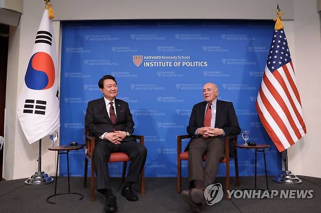 조지프 나이 하버드대 교수와 대담하는 윤 대통령 (보스턴=연합뉴스) 임헌정 기자 = 미국을 국빈 방문한 윤석열 대통령이 28일(현지시간) 보스턴 인근 하버드대학교 케네디스쿨에서 '자유를 향한 새로운 여정'을 주제로 연설한 뒤 조지프 나이 하버드대 교수와 대담하고 있다. 2023.4.29 kane@yna.co.kr