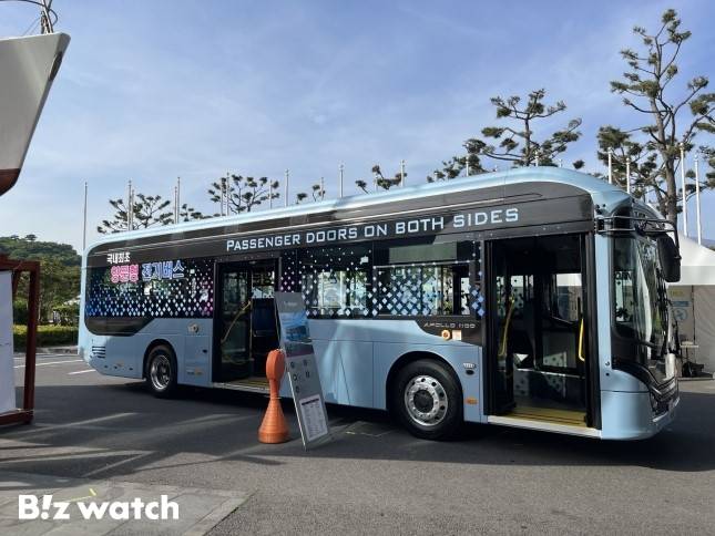 국제전기자동차엑스포 전시장에 전시된 양문형 전기버스 /사진=정민주기자