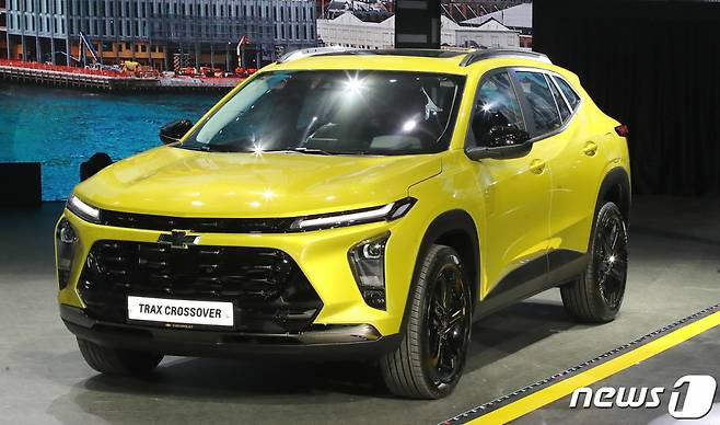 (고양=뉴스1) 임세영 기자 = 22일 경기 고양시 킨텍스에서 열린 쉐보레 '트랙스 크로스오버' 신차 발표회에서 '트랙스 크로스오버'가 공개되고 있다. 트랙스 크로스오버 파워트레인은 GM의 신형 1.2ℓ E-터보 프라임 엔진이 탑재됐으며 최고출력 139마력, 최대 토크 22.4㎏·m의 준수한 퍼포먼스를 보인다. 2023.3.22/뉴스1 Copyright (C) 뉴스1. All rights reserved. 무단 전재 및 재배포 금지.