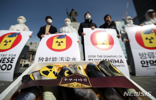 환경운동연합, 시민방사능감시센터 활동가들이 16일 오전 서울 광화문광장에서 '후쿠시마 오염수 해양 방류 말고 장기 보관, 대통령은 일본 정부에 요구하라' 기자회견을 하고 있다.