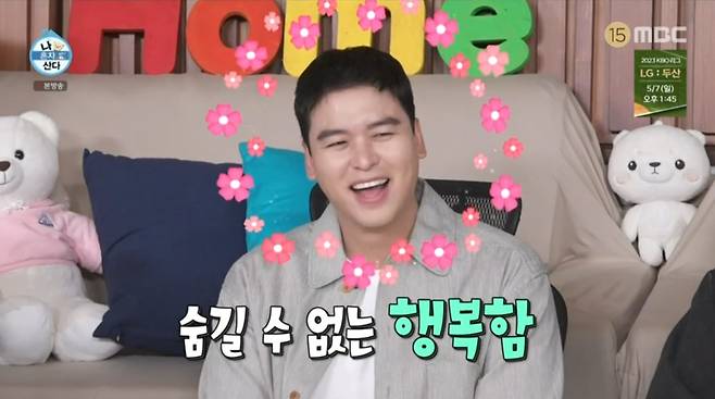  ⁇ Palm oil ⁇  Lee Jang-woo showed his disappointment to Jun Hyun-moo, Park Na-rae.On the 5th (Friday) MBC entertainment program  ⁇  I Live Alone  ⁇  493 times, Lee Jang-woos  ⁇  License, yacht prince scramble  ⁇ , BtoB Lee Chang-subs  ⁇  Pet Copper and Camping  ⁇  left alone.On this day, Park Na-rae looked at Lee Jang-woo and said, Our Palm oil youngest member is full of happiness these days. Jun Hyun-moo also said that his face is utopian.Lee Jang-woo said, These days, just like giving a dog a snack, he gives you something to eat everywhere. He said, Im not giving it to you, but Im watching how you eat it.In addition, Lee Jang-woo showed his sadness to Jun Hyun-moo and Park Na-rae, saying that he was working hard on Palm oil activities.Jun Hyun-moo told Lee Jang-woo, You should try to be a single, he said, referring to the Girls Generation unit.Park Na-rae also laughed when he said, You are Taeyeon.Lee Jang-woo, who is challenging the acquisition of a yacht control license, was released.When the members looked at Lee Jang-woos face and said that it was like a stone picture, Kodkunst praised Lee Jang-woos appearance, saying that it was not easy to be so handsome.iMBC  ⁇  MBC Screen Capture