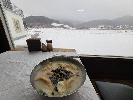 지난 24일 강원 평창군 대관령면 횡계리 N식당. 30년 전 문을 연 이 식당은 뀡고기를 다져 만두 속에 넣고 꿩만두국을 끓인다. 박진호 기자