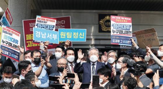 더불어민주당 이재명 대선 경선 후보가 지난달 24일 오후 경남 창원시 의창구 경남도의회 입구에서 '화천대유'와 관련한 설명을 하고 있다. 사진 연합뉴스