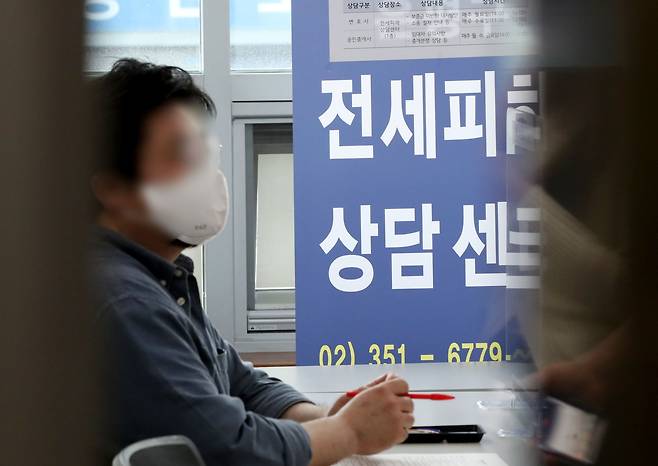 (서울=뉴스1) 권현진 기자 = 3일 오후 서울 은평구청에 마련된 전세 피해 지원을 위한 상담센터에서 한 피해자가 상담을 받고 있다. 은평구(구청장 김미경)는 이날부터 '전세 피해 지원 전담팀'을 설치하고 전세 사기 피해 상담을 접수, 보증금 미환급 시 대처방안, 소송 등 절차 등을 안내한다. 또 변호사와 공인중개사를 통해 주택임대차 중개분쟁, 전세사고 유의사항, 주택임대차 계약 상담 등을 받는 서비스를 제공한다. 2023.5.3/뉴스1