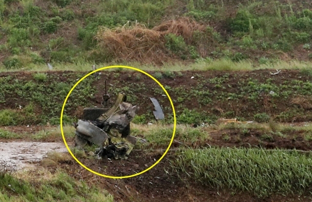 6일 오후 주한미군 F-16 전투기가 추락한 경기도 평택시 팽성읍 노와리 농지에서 잔해가 보이고 있다. 뉴시스