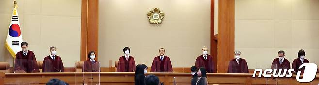 (서울=뉴스1) 박정호 기자 = 유남석 헌법재판소장과 재판관들이 23일 서울 종로구 헌법재판소에서 열린 '검수완박(검찰 수사권 완전 박탈)' 법안에 대한 권한쟁의심판 선고를 위해 대심판정에 참석하고 있다. (공동취재) 2023.3.23/뉴스1 Copyright (C) 뉴스1. All rights reserved. 무단 전재 및 재배포 금지.