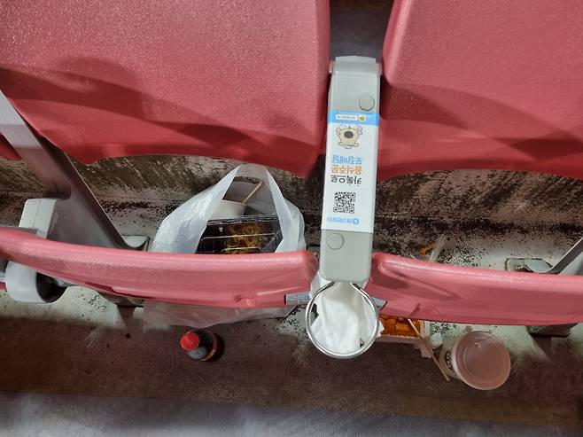 경기가 끝난 후 좌석에도 남은 쓰레기들이 곳곳에 버려져 있다. 김상수 기자