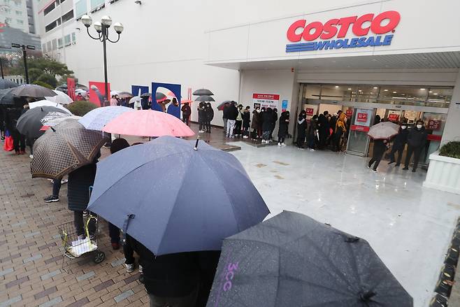 대전 중구 오류동 코스트코 대전점에 입장하기 위해 줄 선 고객들. 고물가 시대일수록 창고형 할인매장으로 찾는 고객은 늘어나는 추세다. /코스트코