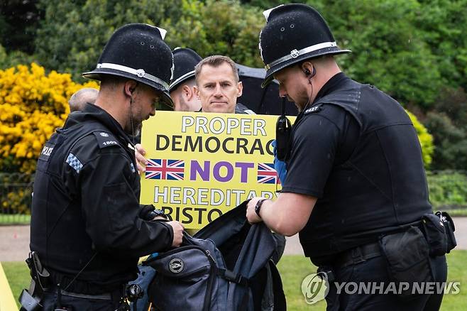 런던 경찰에 체포되는 군주제 반대 단체 '리퍼블릭' 회원 [AFP=연합뉴스. 재판매 및 DB 금지]