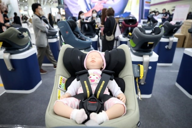 지난달 27일 서울 강남구 코엑스에서 열린 '2023 코엑스 코베 베이비페어'를 찾은 관람객들이 유아용 카시트를 살펴보고 있다.  뉴스1