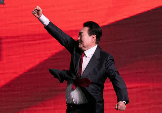 3월8일 국민의힘 전당대회에 참석한 윤석열 대통령이 ‘어퍼컷 세리머니’를 선보였다. ⓒ시사IN 이명익