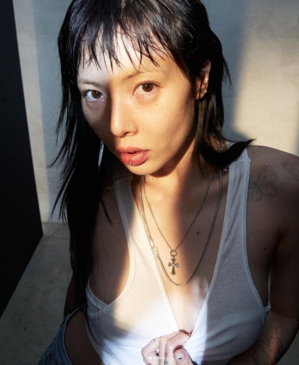 Singer Hyuna has released a decadent photo.Hyuna posted several photos on her Instagram account in the early morning of the 8th.The intense effects of light and darkness combined to create a pictorial atmosphere.On the other hand, Hyuna has been on her own since leaving her agency last summer, Breakup with her longtime lover, Singer Dunn, and once again a reunion.In this regard, Dunn said, I do not want to see Hyuna and me in this relationship, he said.