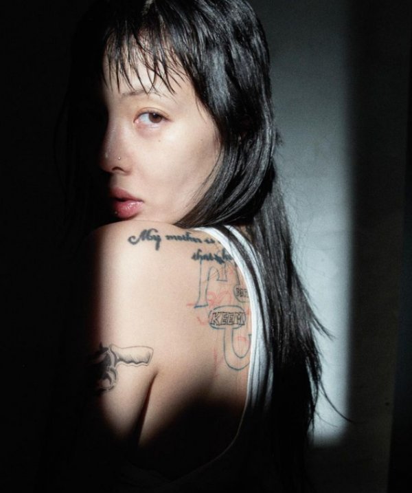 Singer Hyuna has released a decadent photo.Hyuna posted several photos on her Instagram account in the early morning of the 8th.The intense effects of light and darkness combined to create a pictorial atmosphere.On the other hand, Hyuna has been on her own since leaving her agency last summer, Breakup with her longtime lover, Singer Dunn, and once again a reunion.In this regard, Dunn said, I do not want to see Hyuna and me in this relationship, he said.