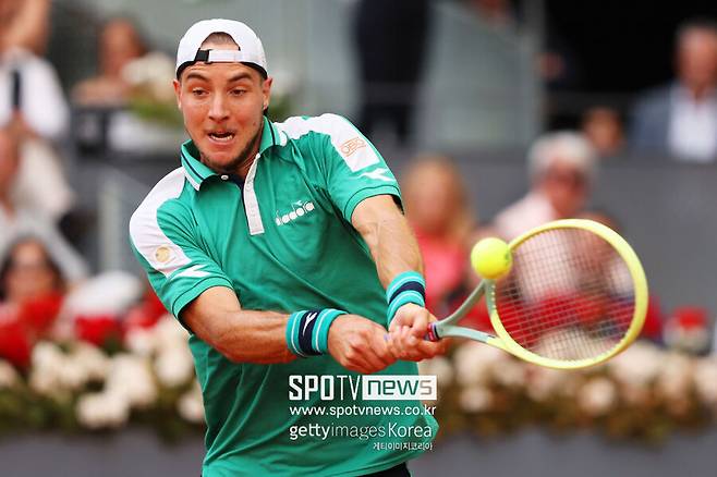 ▲ 얀-레나르드 스트루프가 2023 ATP 투어 마드리드 오픈 단식 결승전에서 경기를 펼치고 있다.