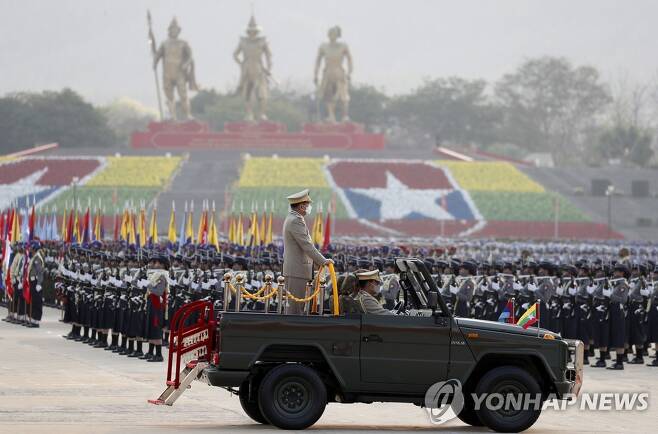 작년 미얀마 군대의 날에 미얀마군을 사열하는 민 아웅 흘라잉 총사령관 [EPA 연합뉴스 자료 사진. 재판매 및 DB 금지]