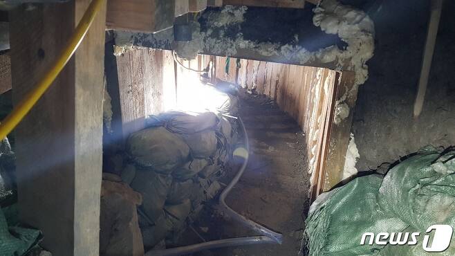 충북 청주 소재 모텔을 빌려  지하실부터 땅굴을 파 송유관 기름을 훔치려 한 일당 8명이 경찰에 붙잡혔다. 사진은 절도 피의자들이 판 땅굴 모습. (대전경찰청 제공)/뉴스1