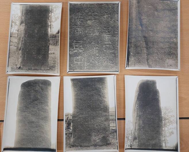 1913년 세키노 조사단이 만주 집안의 광개토왕비를 조사하면서 비의 정면과 측면을 여러 각도에서 찍은 사진이다. 야쓰이 세이이쓰가 촬영한 것들이다. 
