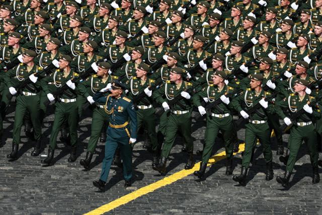 9일 러시아 수도 모스크바 붉은광장에서 열린 전승절 열병식에서 러시아 군인들이 대형을 지어 행진하고 있다. 모스크바=타스 연합뉴스