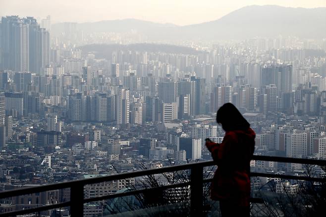 서울 용산구 남산 전망대에서 강북 일대 아파트와 빌딩들이 보이고 있다. 임세준 기자