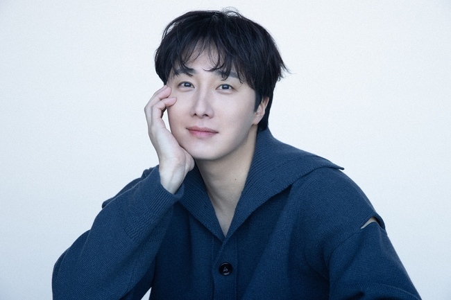 Actor Jung Il-woo has unveiled a new profile.Recently, a new profile of Jung Il-woos soft charisma was uploaded to his agencys Studio 252 official SNS account.In a monotone photo, Jung Il-woo gazed at the camera and caught his eye with his intelligent eyes. In a photo wearing a navy knit, he is shaking his head with a flawless skin and a soft smile.Jung Il-woos unique boy beauty and gentle and warm eyes filled the narrative like a character poster of a work.
