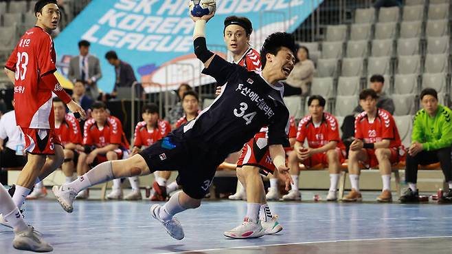 넘어지며 슛 하는 두산 강전구