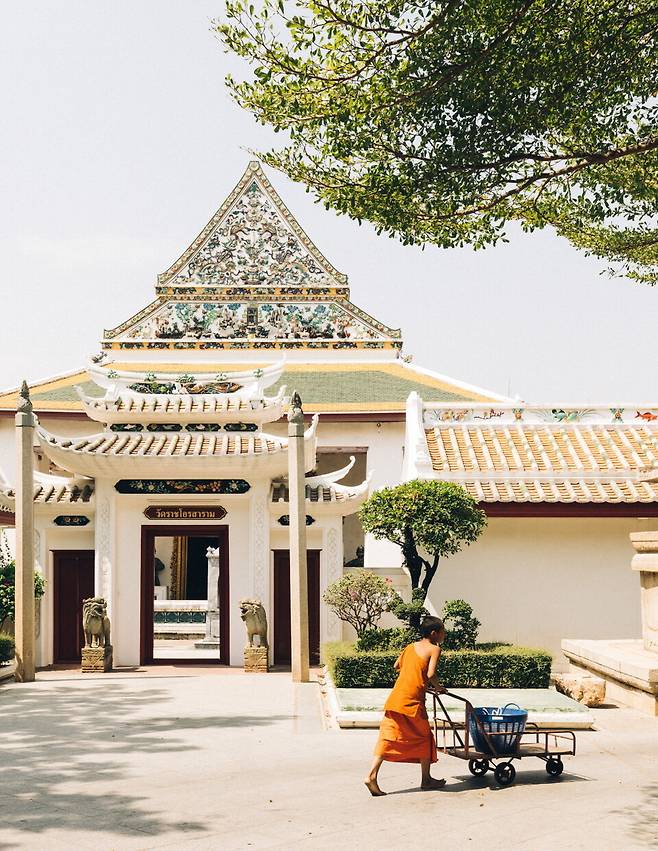 이름 모를 사원의 한적한 오후