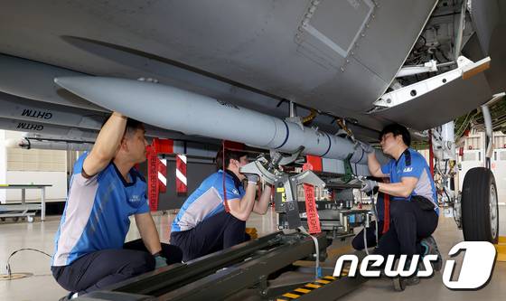 9일 오후 경남 사천 한국항공우주산업(KAI) 본사 격납고에서 직원들이 한국형 전투기 KF-21 시제기에 중거리 공대공미사일 '미티어 '를 장착하고 있다. 2023.5.10/사진공동취재단