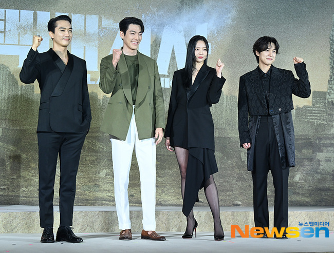 Kim Woo-bin continues Netflix dress worldviewOn May 10th, Kim Woo-bin attracted attention by wearing a khaki dress at the Netflix series Delivery man production presentation held at Probok Seoul, Yeongdeungpo-gu, Seoul.Song Seung-heon, Esom, Kang Yoo-seok, and Ui-seok Jo all chose a dress that matches the English title of Delivery man called Black Knight in black dress.In the meantime, only the main character Kim Woo-bin Choices white pants in khaki color.When Park Kyung-lim asked about dress, Kim Woo-bin said, I thought it would be fun to see today.Park Kyung-lim mentioned the Netflix worldview that started with Choi Woo-shik, and Kim Woo-bin laughed, saying, Unfortunately, I am a stylist like Choi Woo-shik.I felt like I was going to wear black for some reason, but I wore it because I wanted to show a pretty dress, he said. I tried to show the deserted Korean peninsula./ Useful week