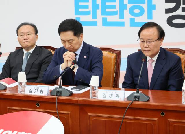 김기현 국민의힘 대표가 1일 오전 국회에서 열린 최고위원회의에서 장예찬 청년최고위원의 발언을 듣고 있다. 연합뉴스