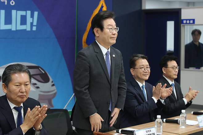 더불어민주당 이재명 대표가 10일 오전 대구 중구 더불어민주당 대구시당에서 열린 현장 최고위원회의에 참석해 인사하고 있다. /뉴스1