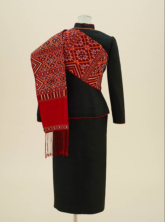 퀸 시리킷 뮤지엄에 전시된 퀸 푸타이 드레스